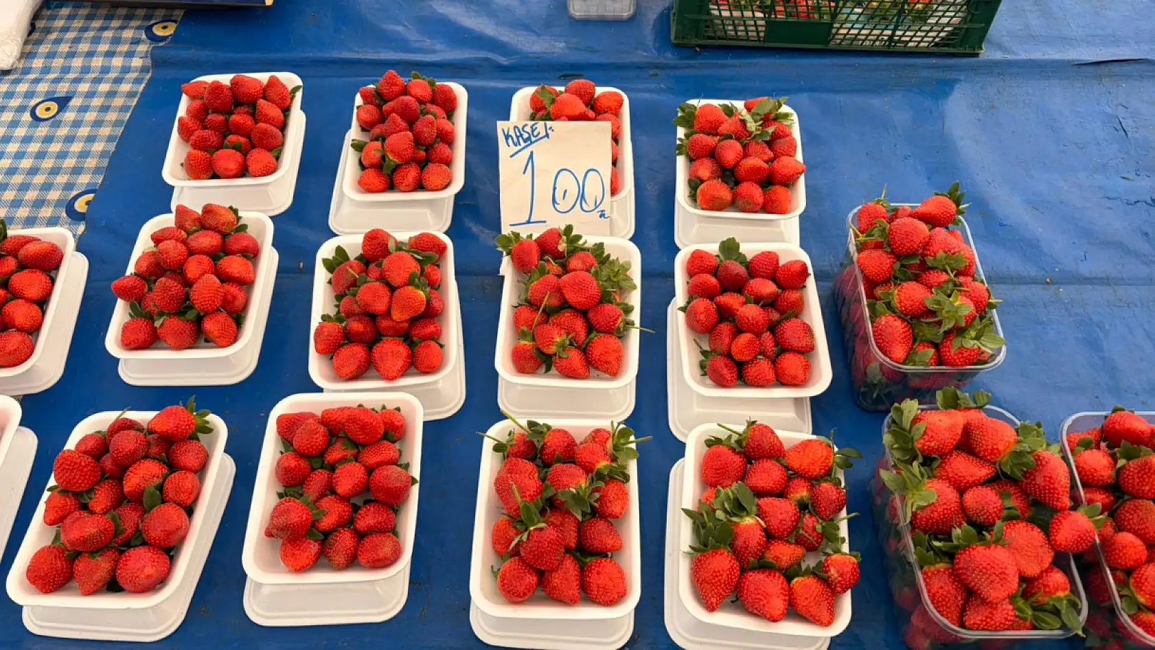 Yağmura rağmen Fethiye Cuma Pazarı hareketli geçti