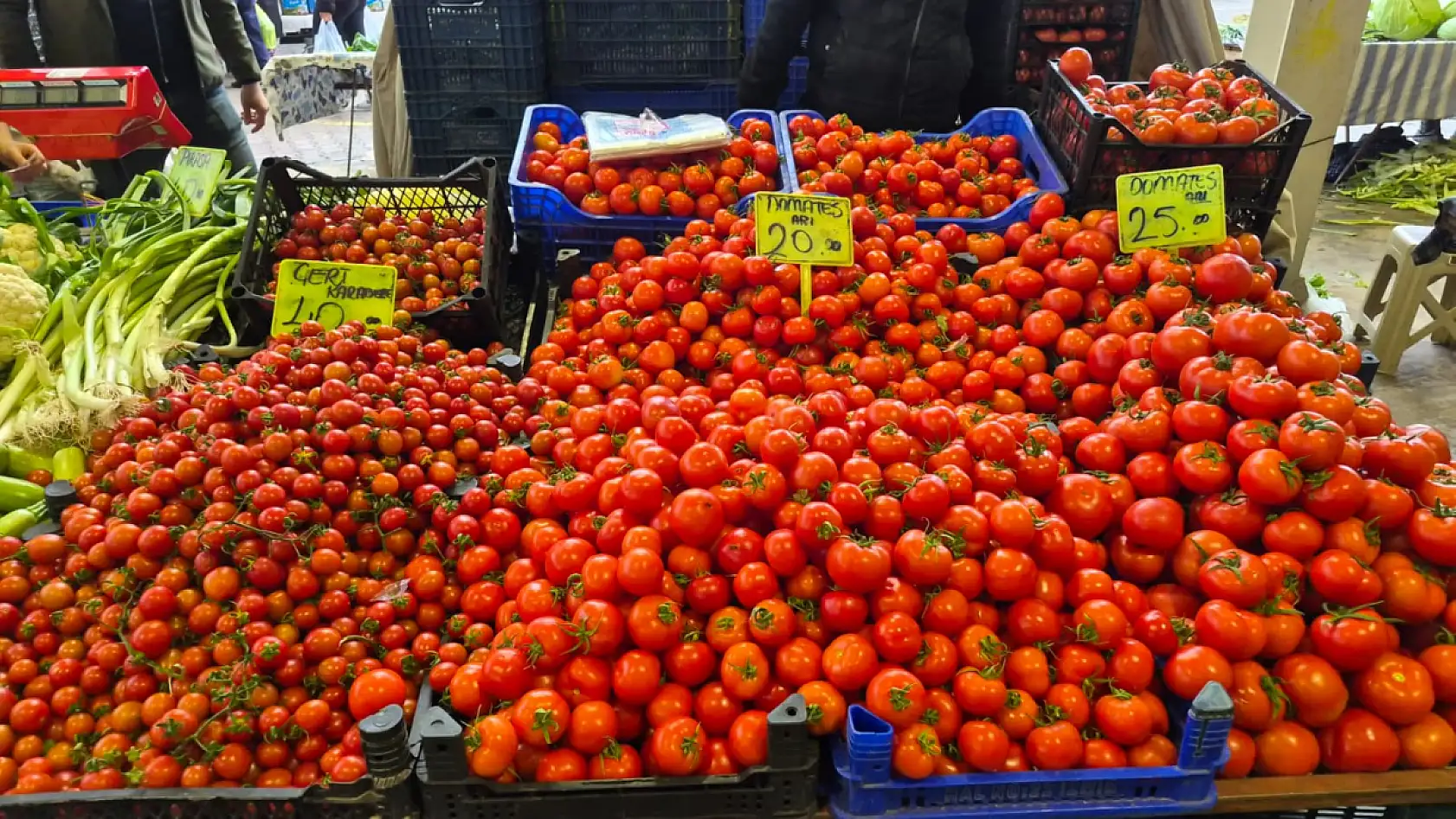 Fethiye Cumartesi Pazarı yağmur ve soğuğa rağmen hareketliliğini sürdürdü