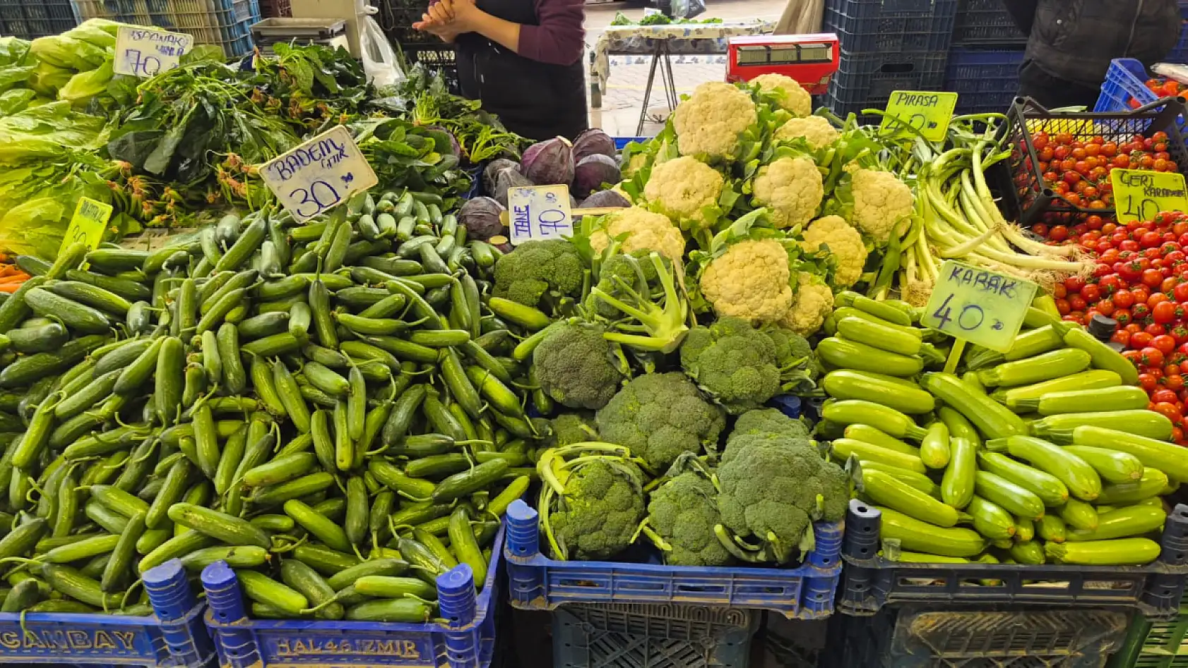 Fethiye Cumartesi Pazarı yağmur ve soğuğa rağmen hareketliliğini sürdürdü