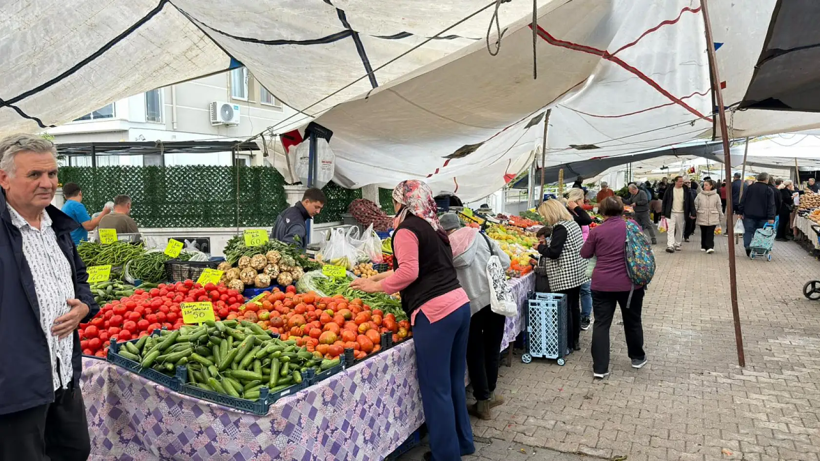 Fethiye Çalış Pazarında Sebze ve Meyve Fiyatları Dengede: 'Yeşillikler Dip Seviyede'