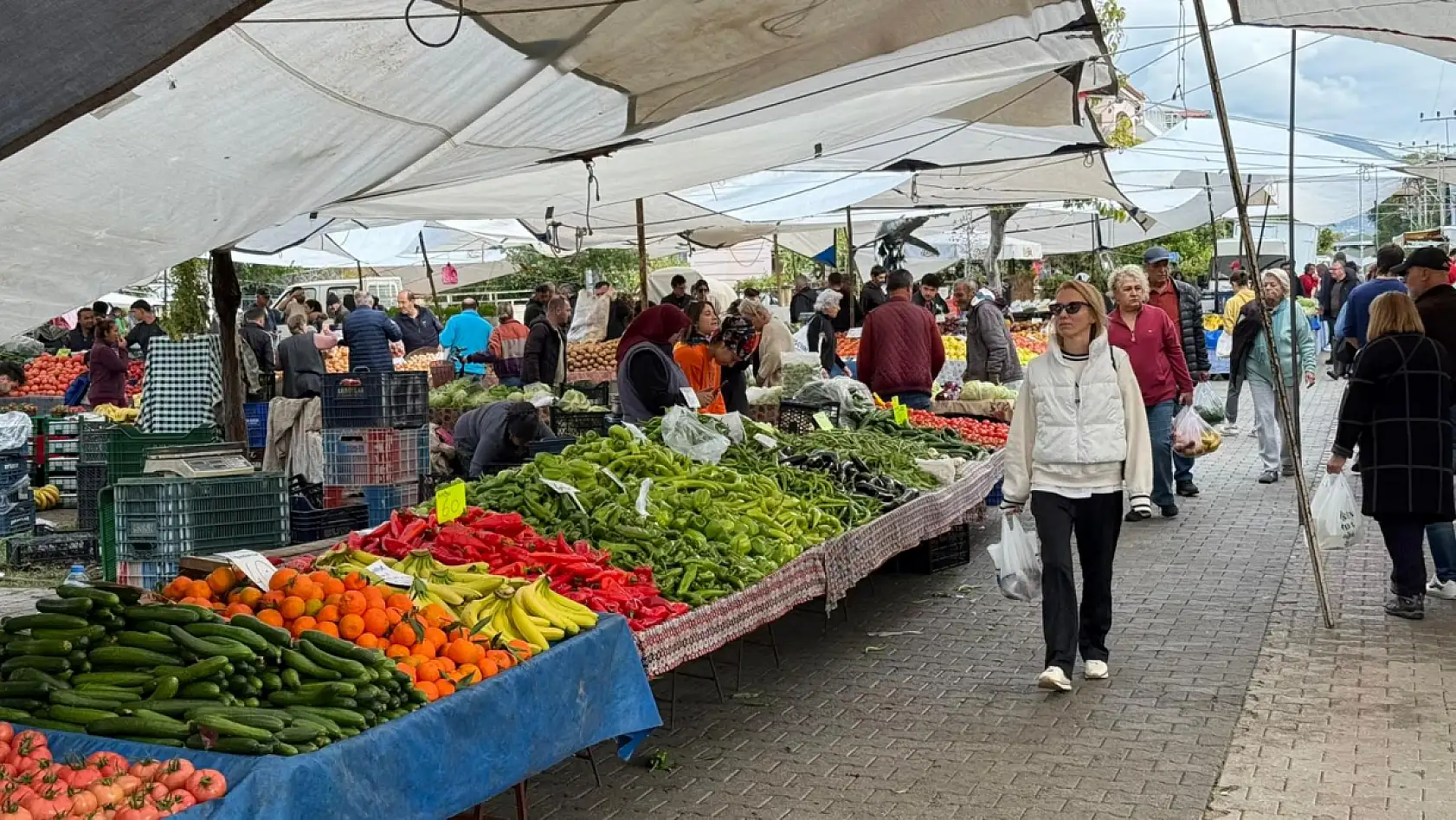 Fethiye Çalış Pazarında Sebze ve Meyve Fiyatları Dengede: 'Yeşillikler Dip Seviyede'