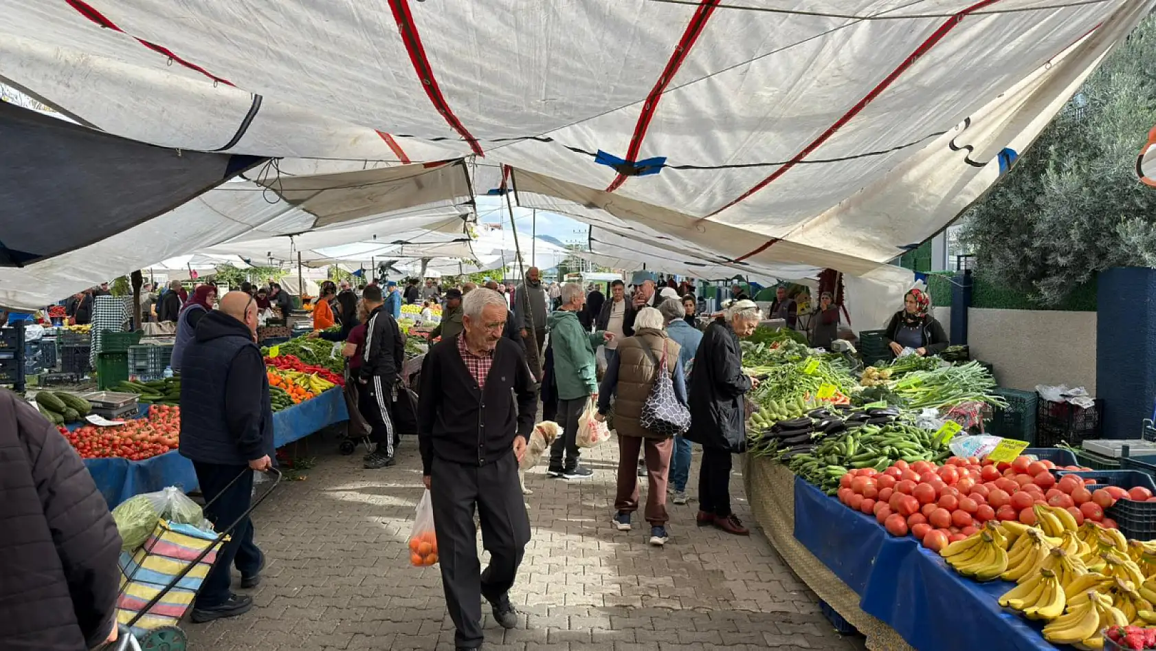 Fethiye Çalış Pazarı'nda Yağış Sonrası Yoğunluk Arttı