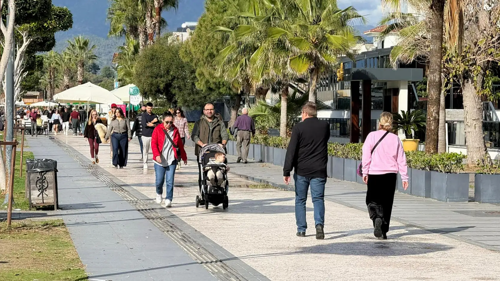 Fethiye'de Yağışların Ardından Güneş Açtı: Vatandaşlar Çalış Plajı ve 3. Etap Sahil Bandına Akın Etti