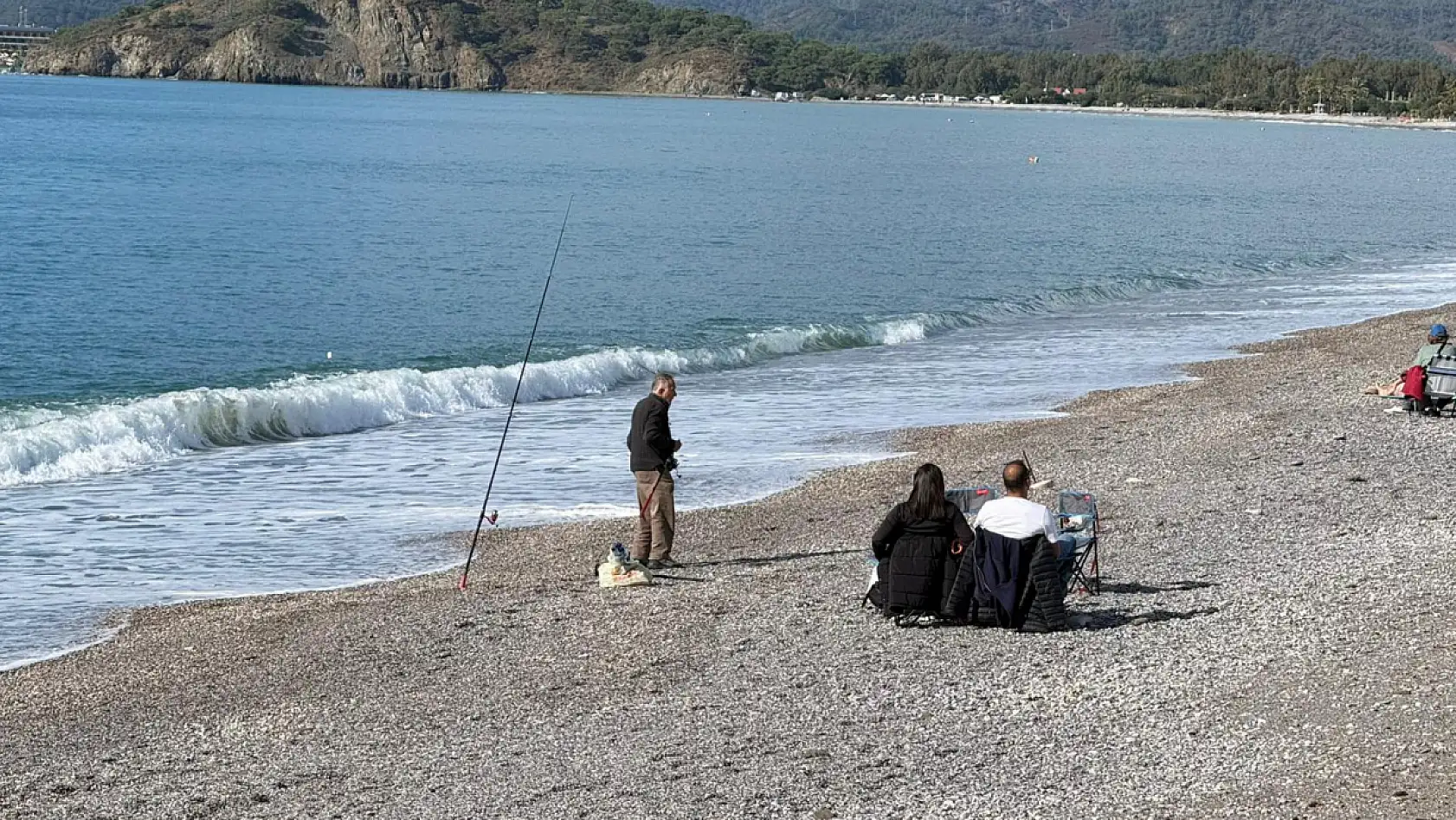 Fethiye'de Yağışların Ardından Güneş Açtı: Vatandaşlar Çalış Plajı ve 3. Etap Sahil Bandına Akın Etti