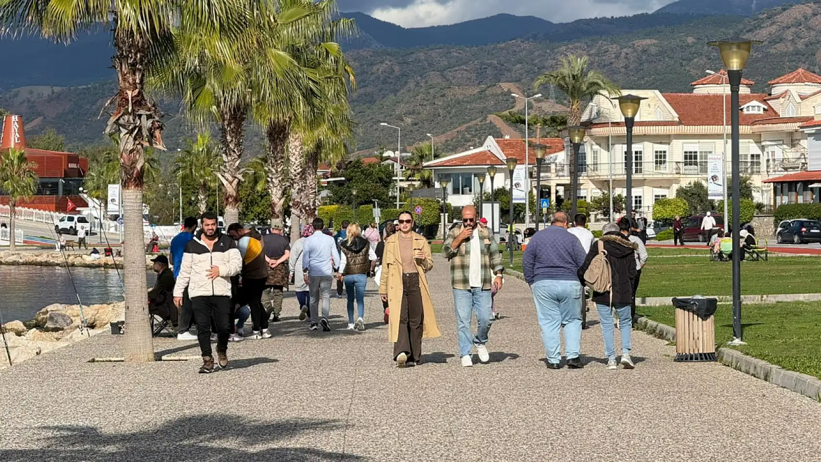 Fethiye'de Yağışların Ardından Güneş Açtı: Vatandaşlar Çalış Plajı ve 3. Etap Sahil Bandına Akın Etti