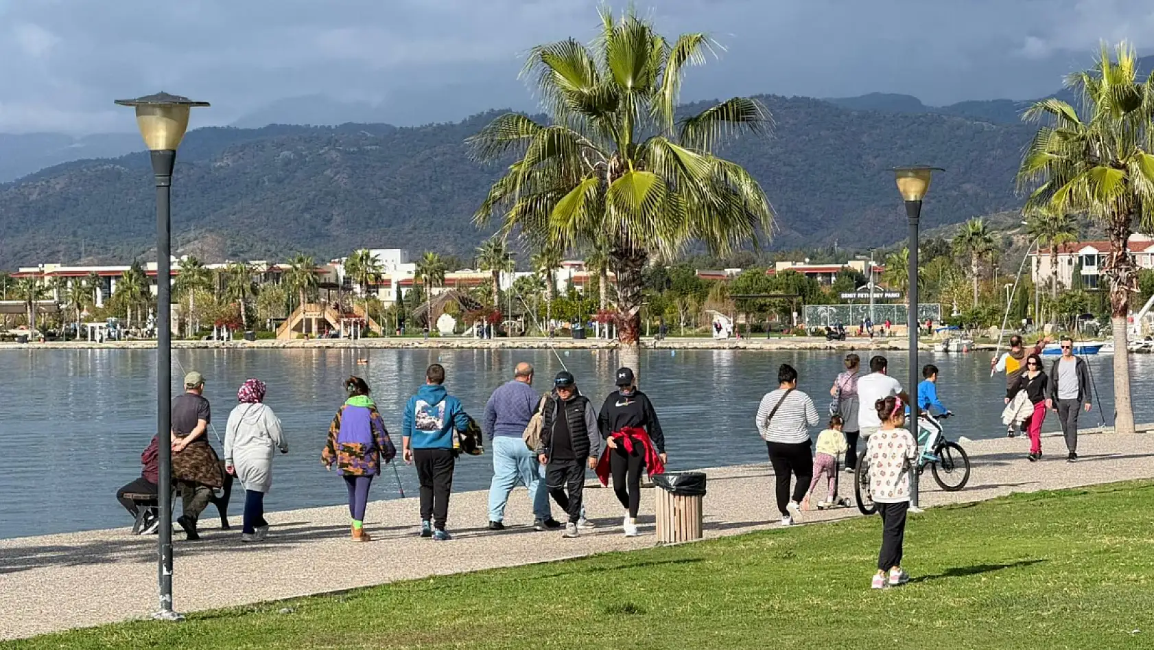 Fethiye'de Yağışların Ardından Güneş Açtı: Vatandaşlar Çalış Plajı ve 3. Etap Sahil Bandına Akın Etti