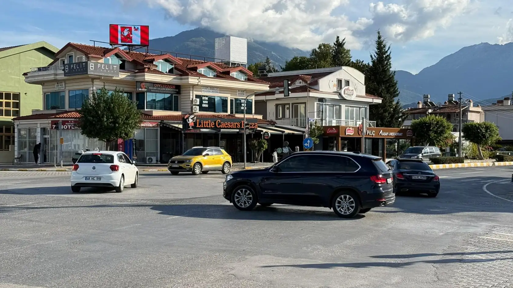 Fethiye'de elektrik kesintisi nedeniyle trafik ışıkları çalışmıyor