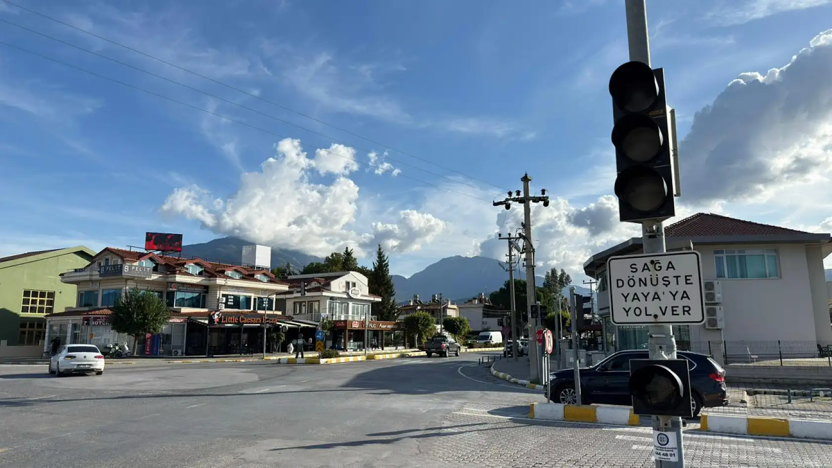 Fethiye'de elektrik kesintisi nedeniyle trafik ışıkları çalışmıyor