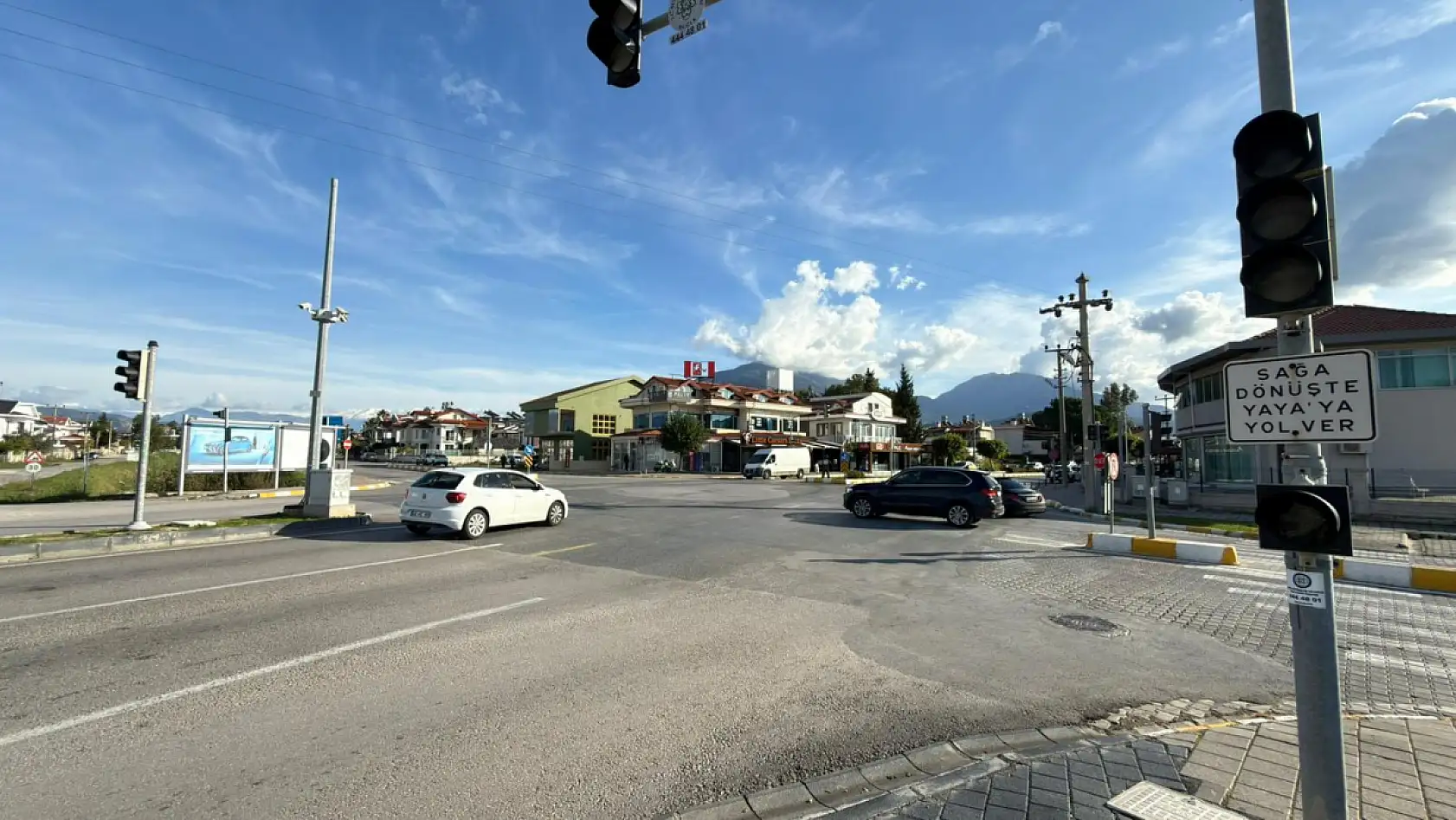 Fethiye'de elektrik kesintisi nedeniyle trafik ışıkları çalışmıyor