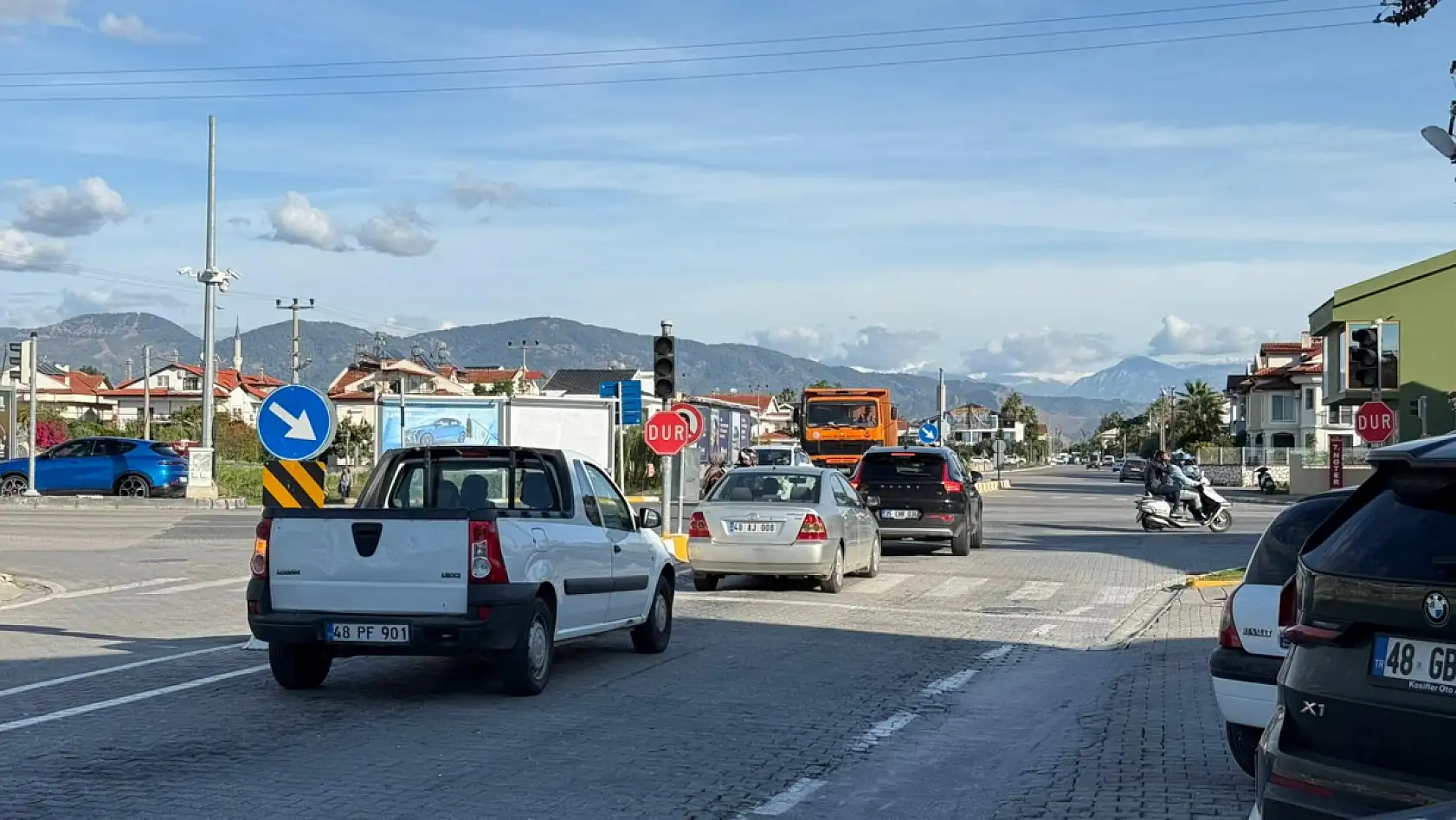 Fethiye'de elektrik kesintisi nedeniyle trafik ışıkları çalışmıyor