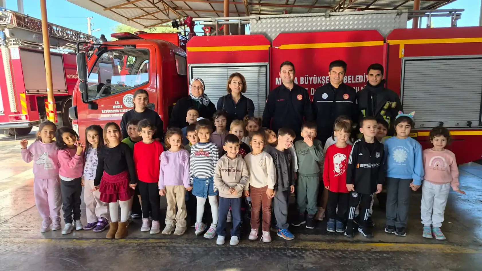 Fethiye'de minik öğrencilerden itfaiyeye anlamlı ziyaret