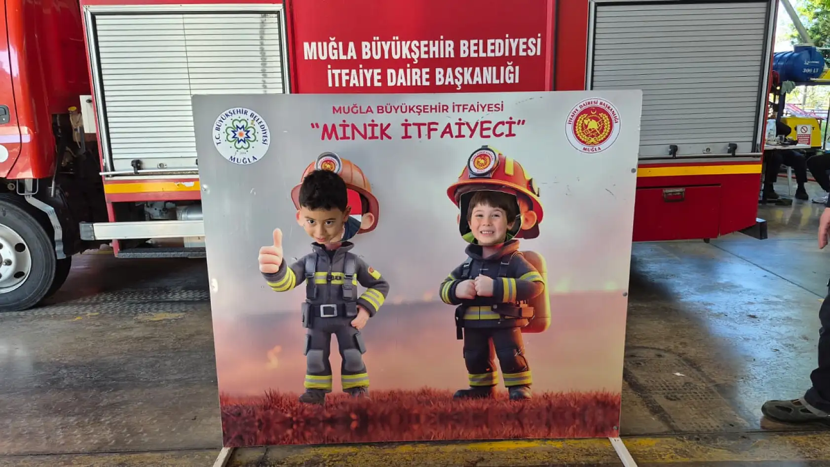 Fethiye'de minik öğrencilerden itfaiyeye anlamlı ziyaret