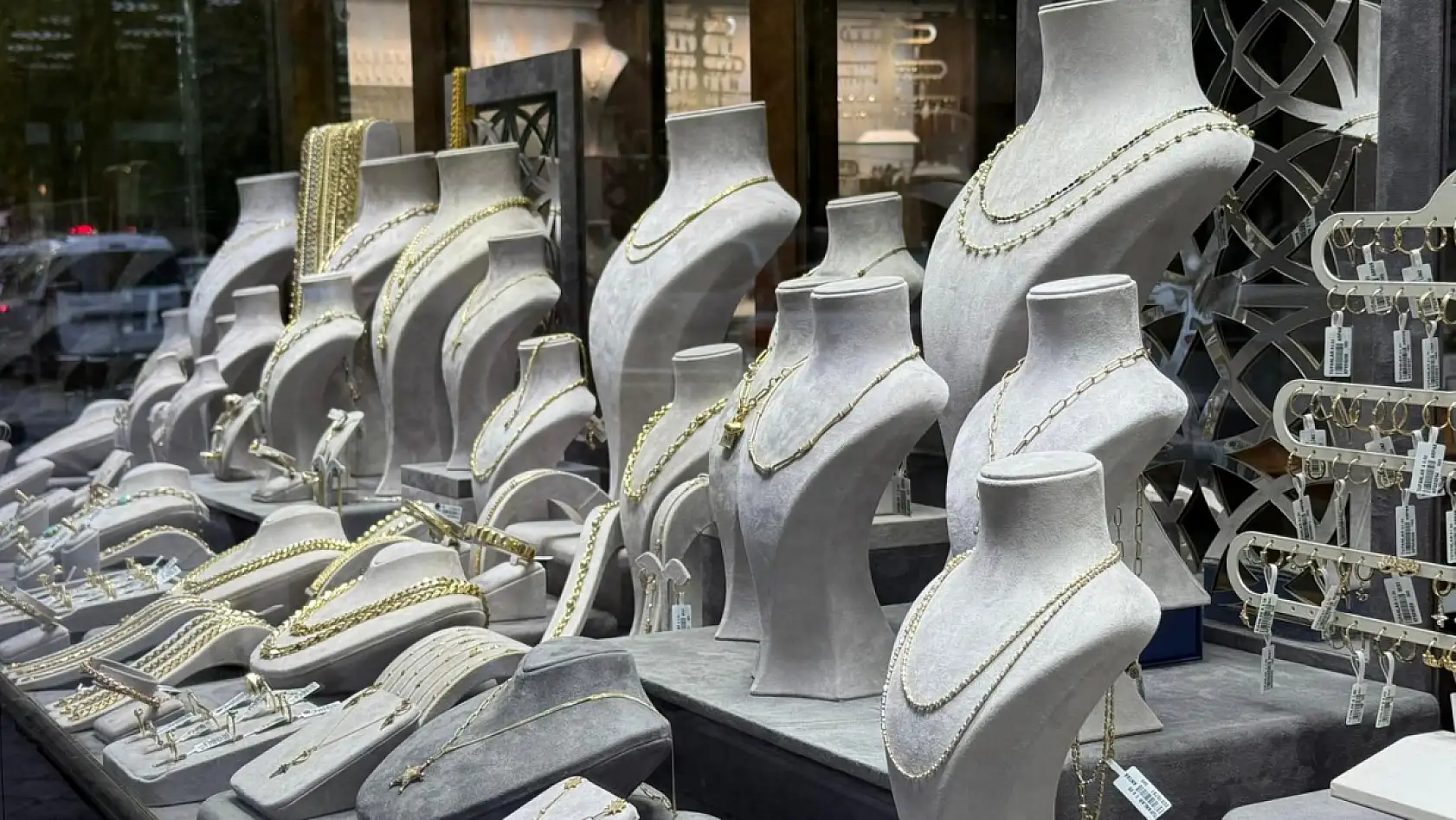 Fethiye Tufanlar Kuyumculuk'tan Büyükkaramuklu, 'Altın fiyatları stabil seyrediyor'