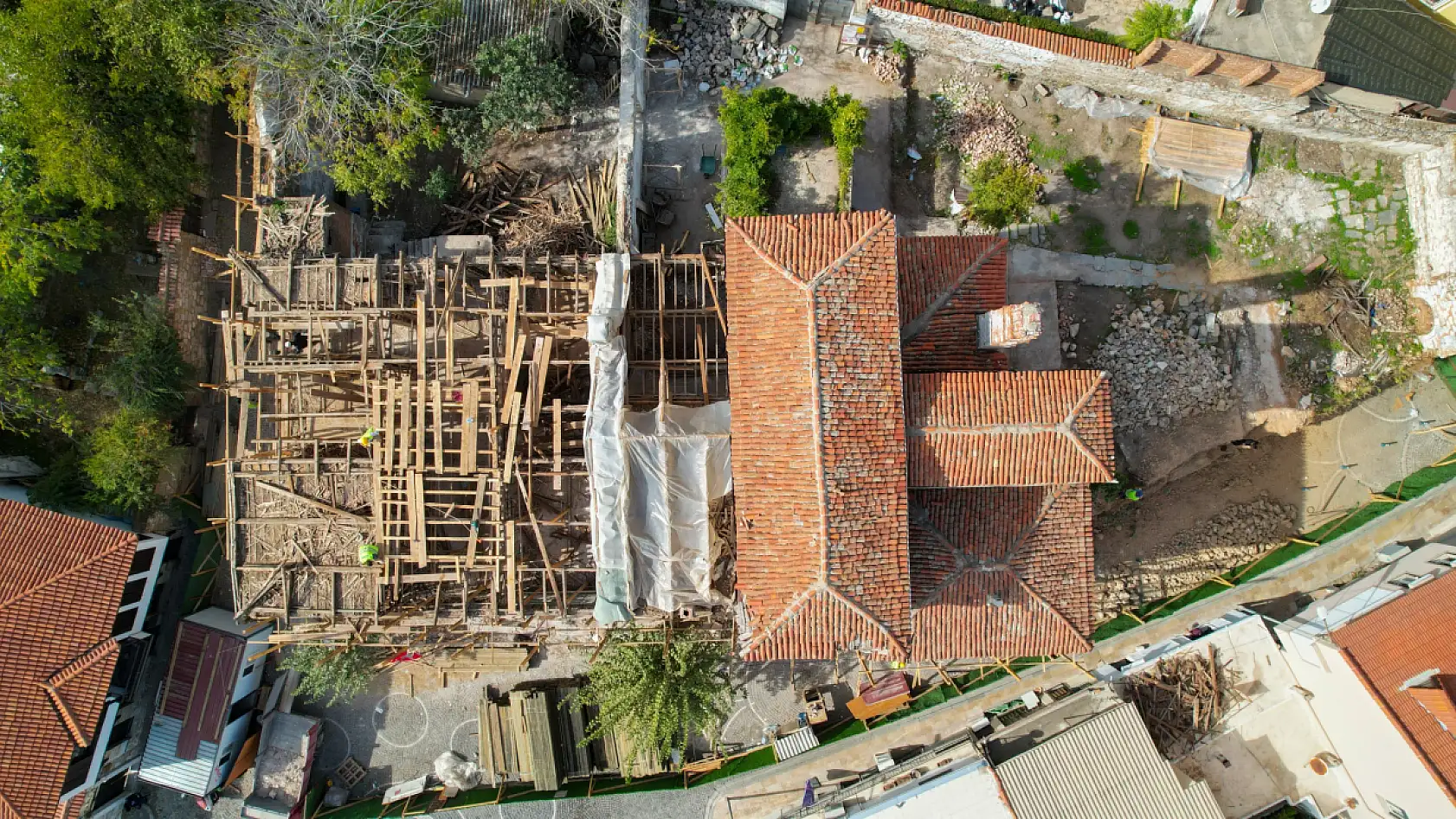 Milas'taki Hadi Eskişar Konağı'nda Yıpranmış Kısımların Sökümü Büyük Oranda Tamamlandı