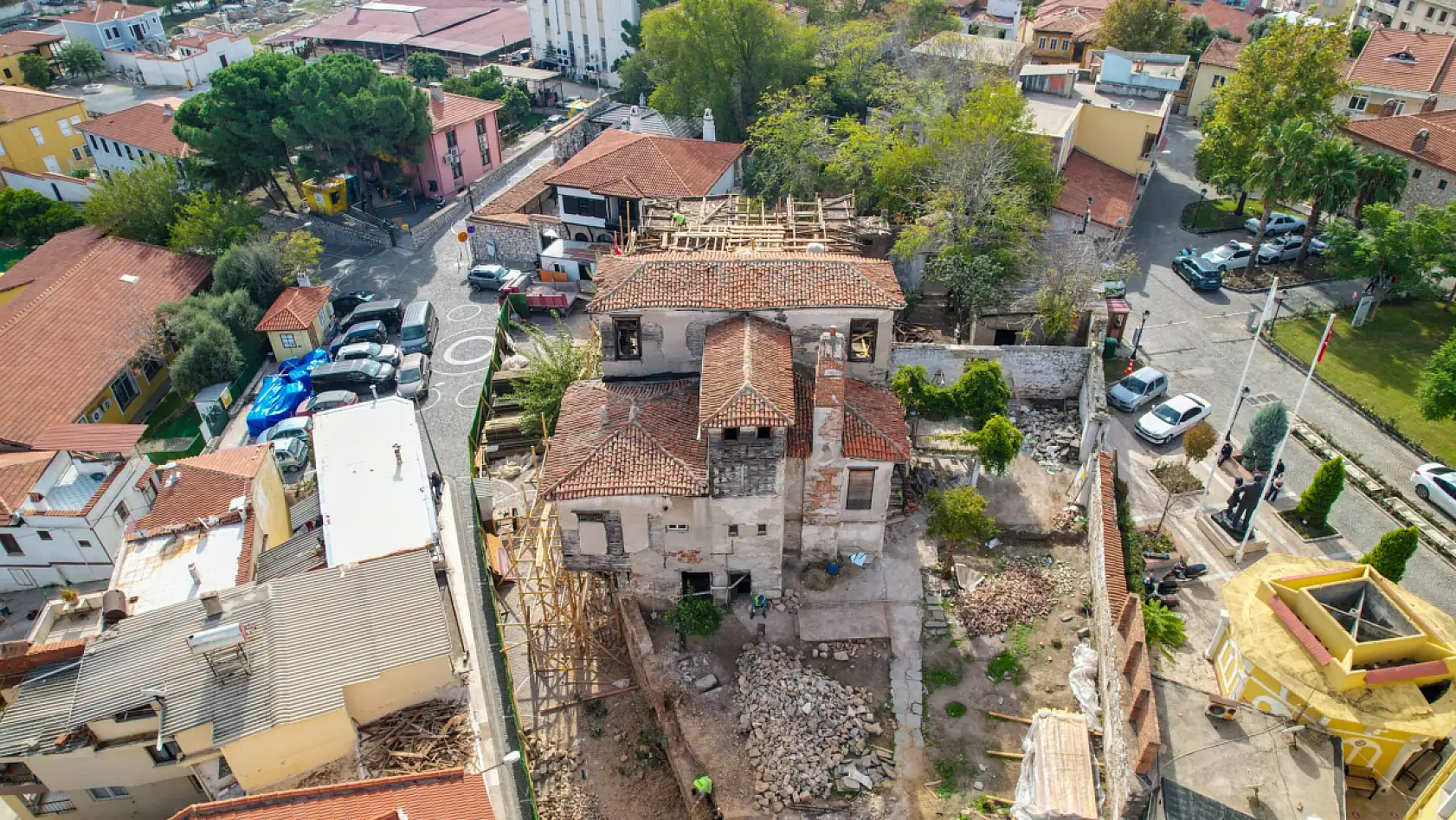 Milas'taki Hadi Eskişar Konağı'nda Yıpranmış Kısımların Sökümü Büyük Oranda Tamamlandı
