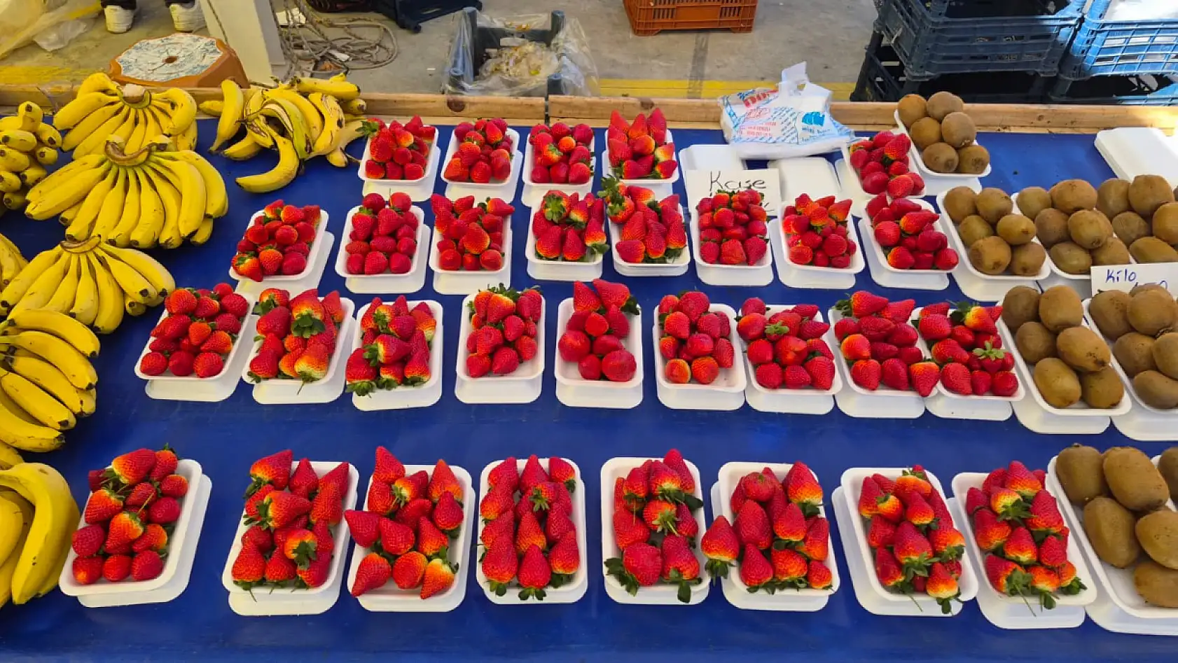 Fethiye Perşembe Pazarı'nda renk cümbüşü: Meyve tezgahlarında fiyatlar