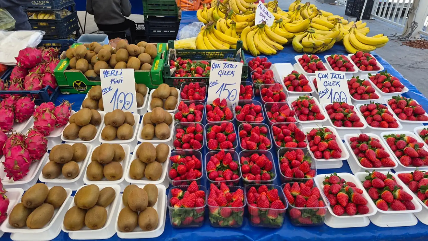 Fethiye Perşembe Pazarı'nda renk cümbüşü: Meyve tezgahlarında fiyatlar