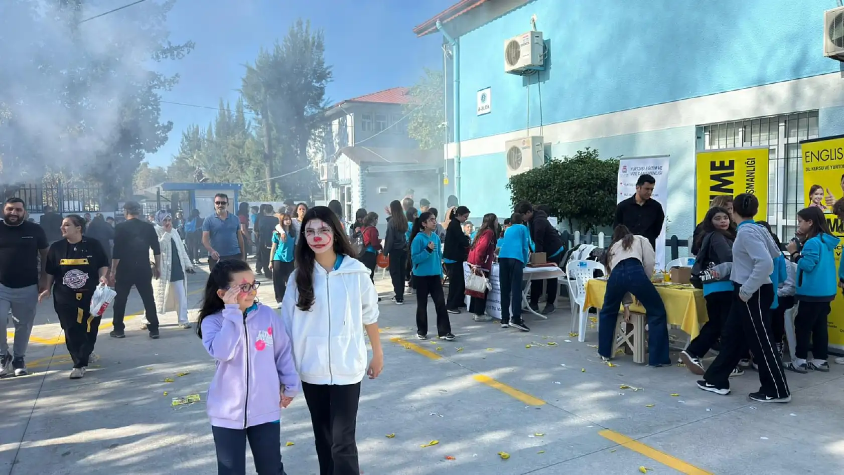 Fethiye'de okul bahçesinde renkli kermes