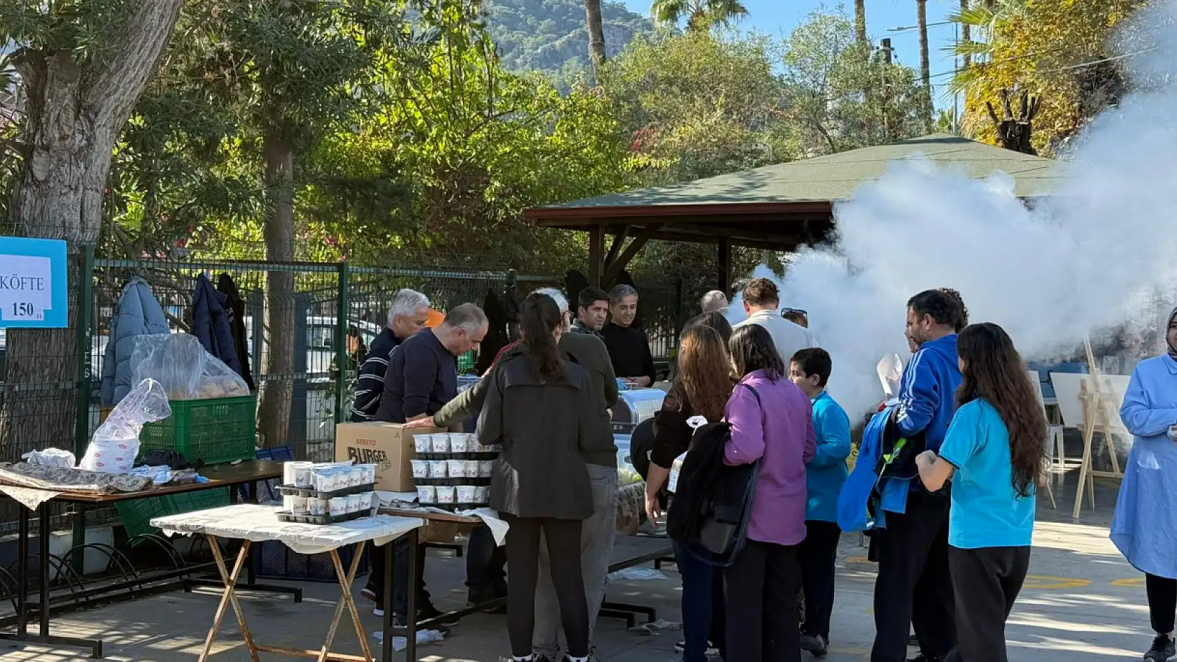Fethiye'de okul bahçesinde renkli kermes