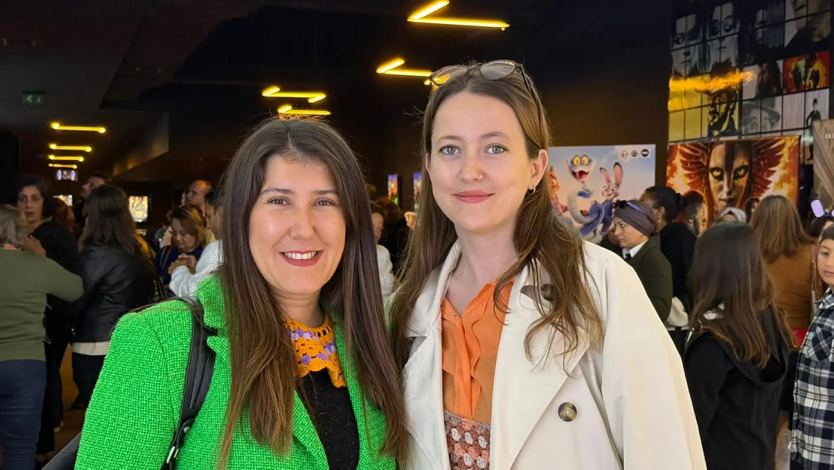 Fethiye'de 100 kadın Erasta AVM'de 'Adile' filmini izleyip örgü örecek