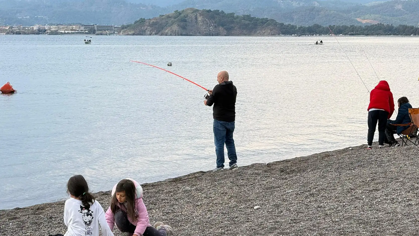 Fethiye'de Pazar Gününü Çalış'ta Balık Tutarak Geçiriyorlar