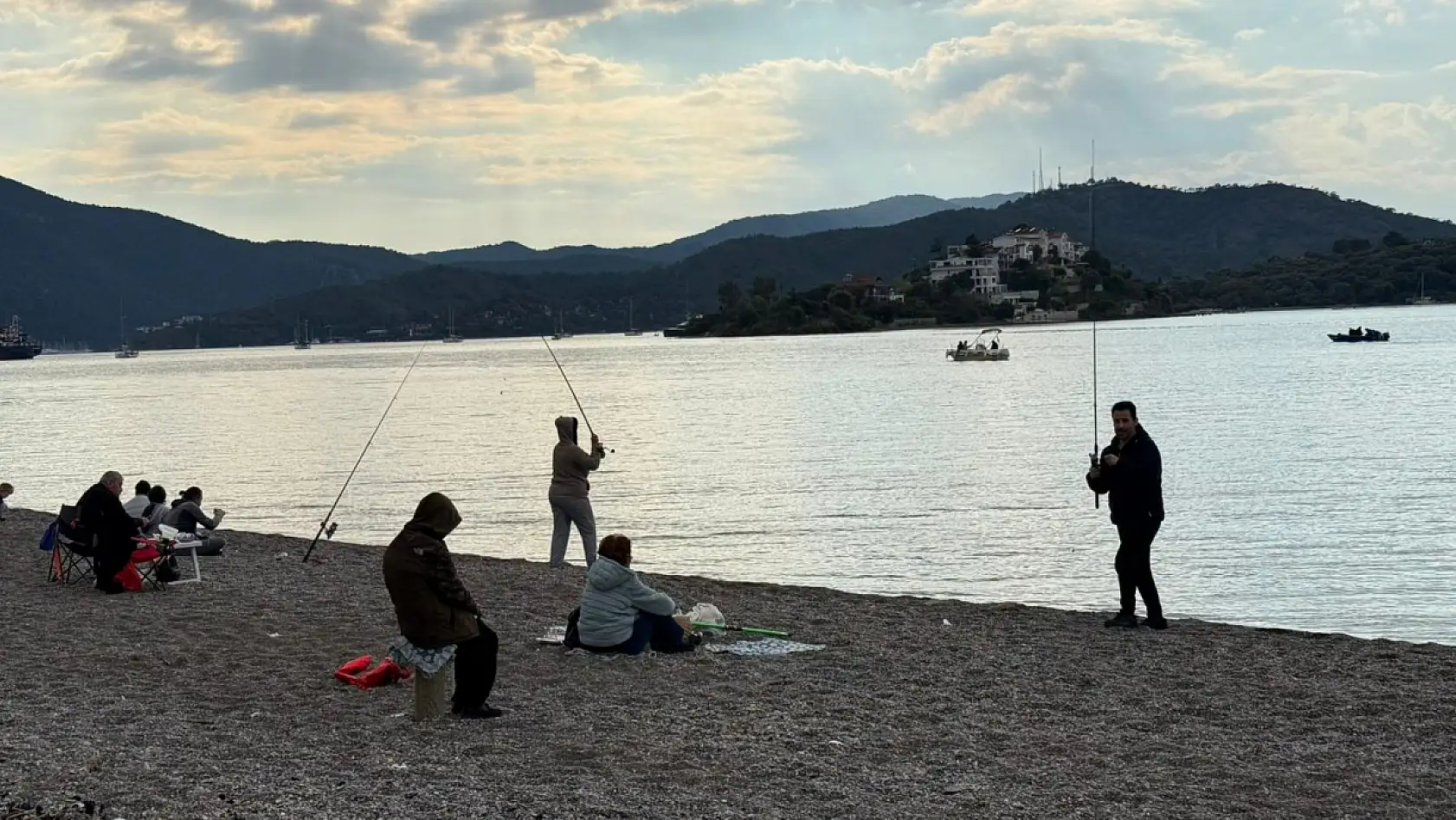 Fethiye'de Pazar Gününü Çalış'ta Balık Tutarak Geçiriyorlar