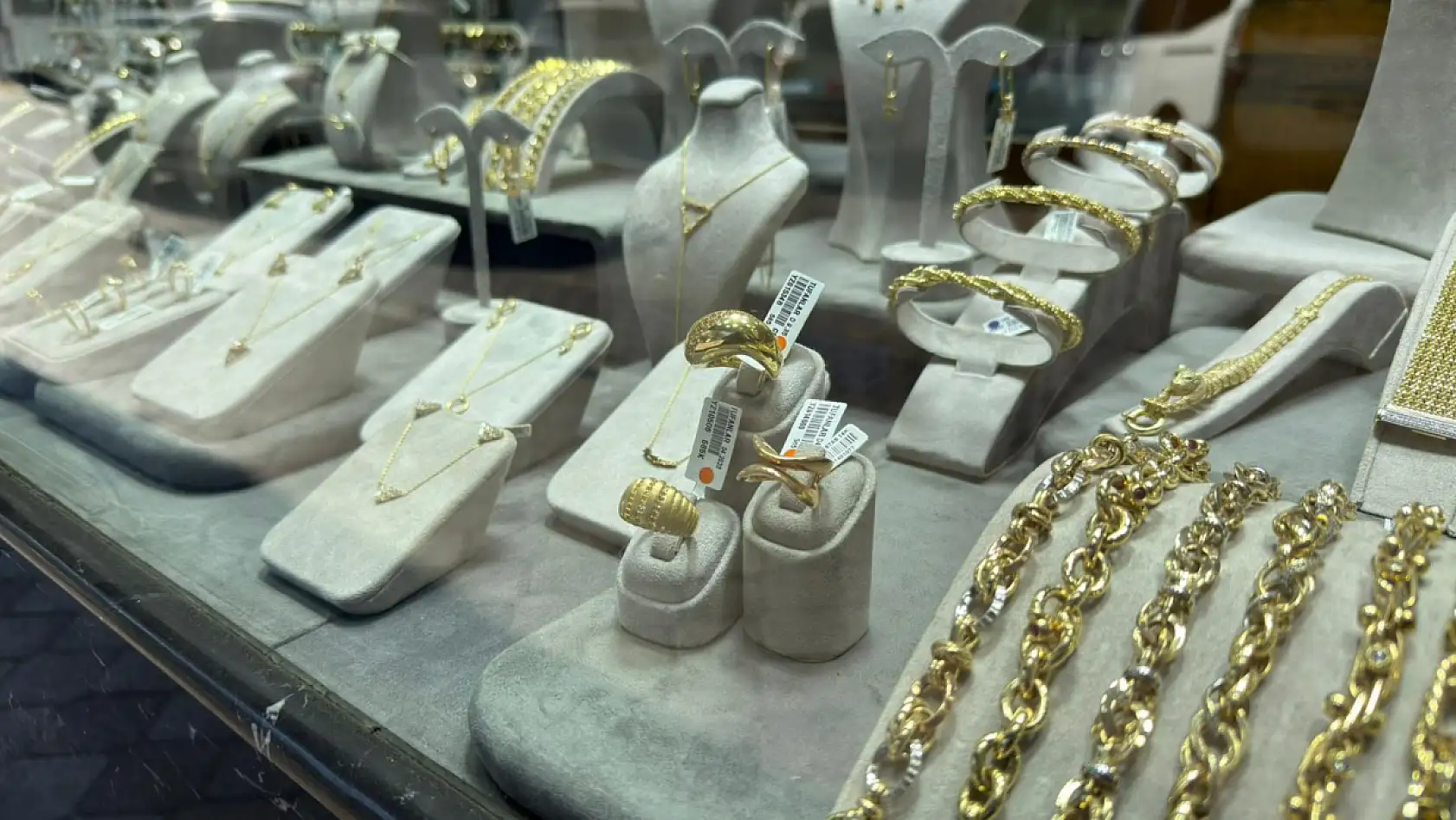 Fethiye Tufanlar Kuyumculuk, altın fiyatları hakkında piyasa tahminlerini paylaştı