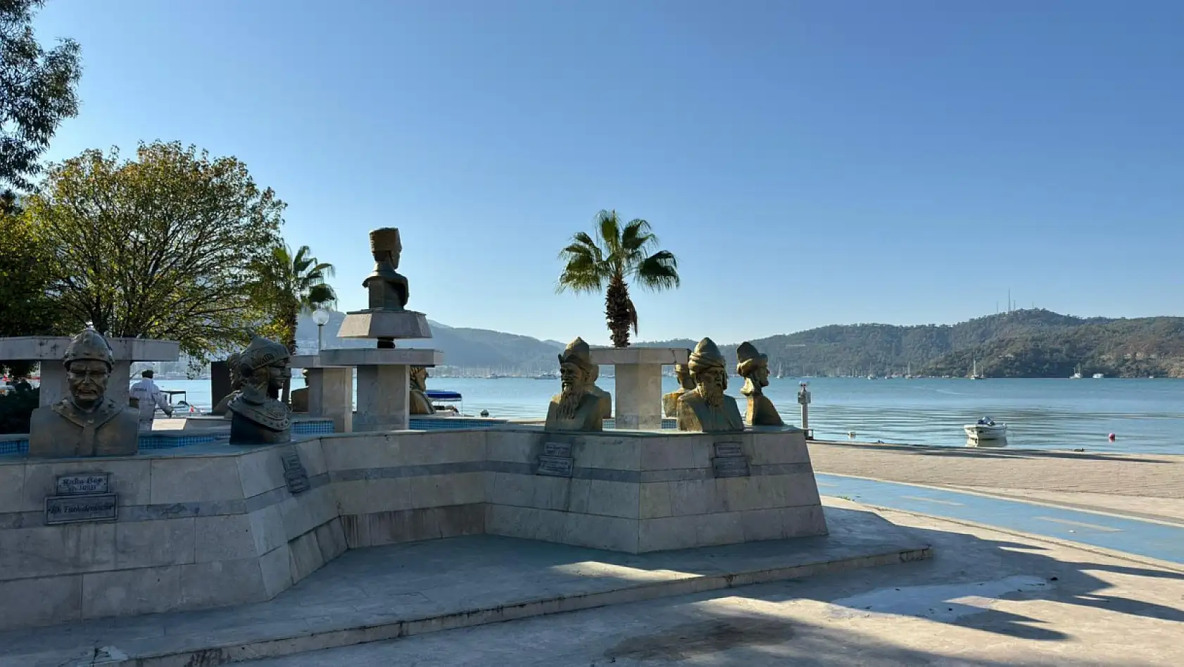 Fethiye Belediyesi Türk Büyükleri Büstleri'ni yeniledi