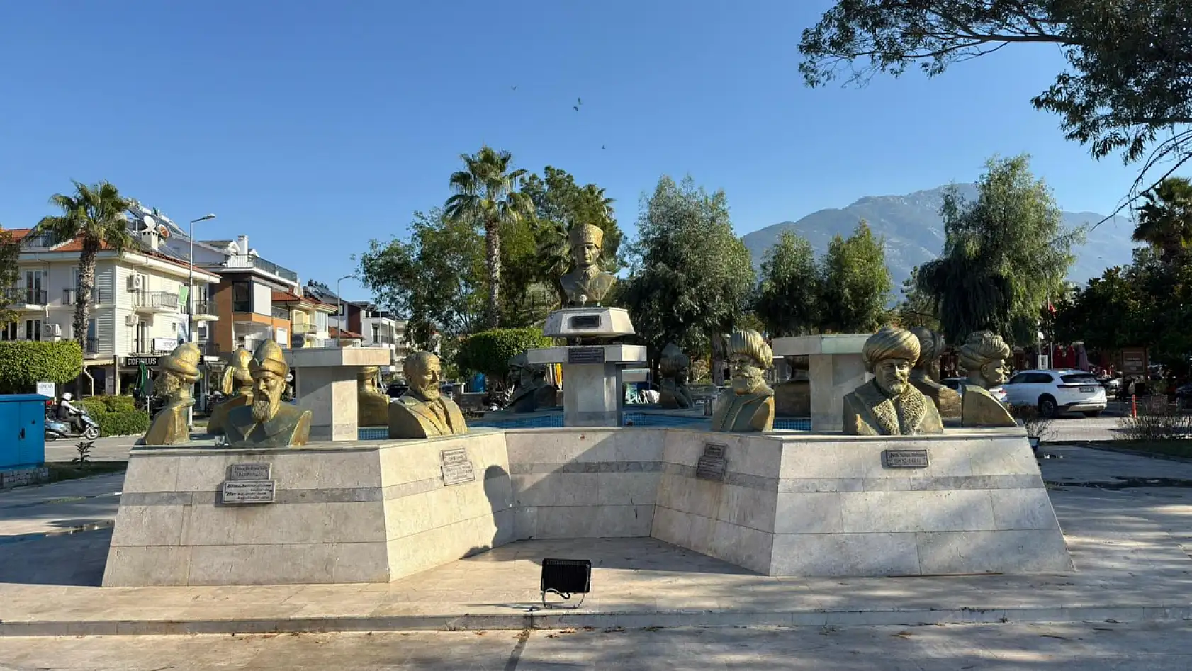 Fethiye Belediyesi Türk Büyükleri Büstleri'ni yeniledi