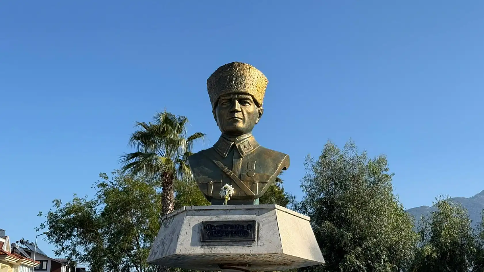 Fethiye Belediyesi Türk Büyükleri Büstleri'ni yeniledi