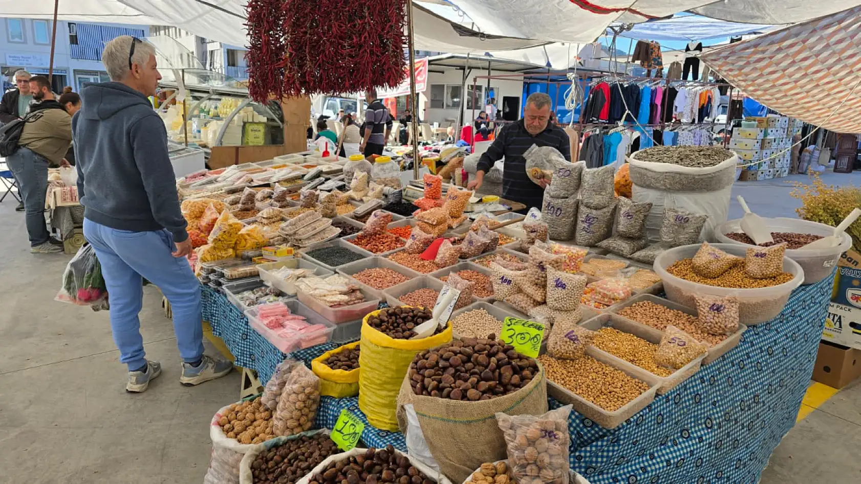 Fethiye Perşembe Pazarı'nda kuruyemiş tezgahları canlandı