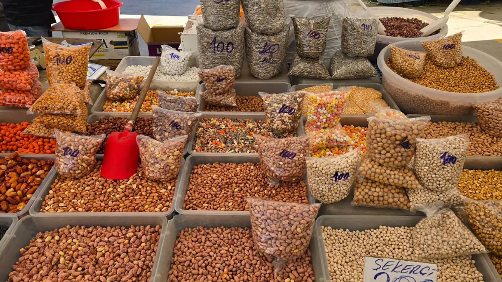 Fethiye Perşembe Pazarı'nda kuruyemiş tezgahları canlandı