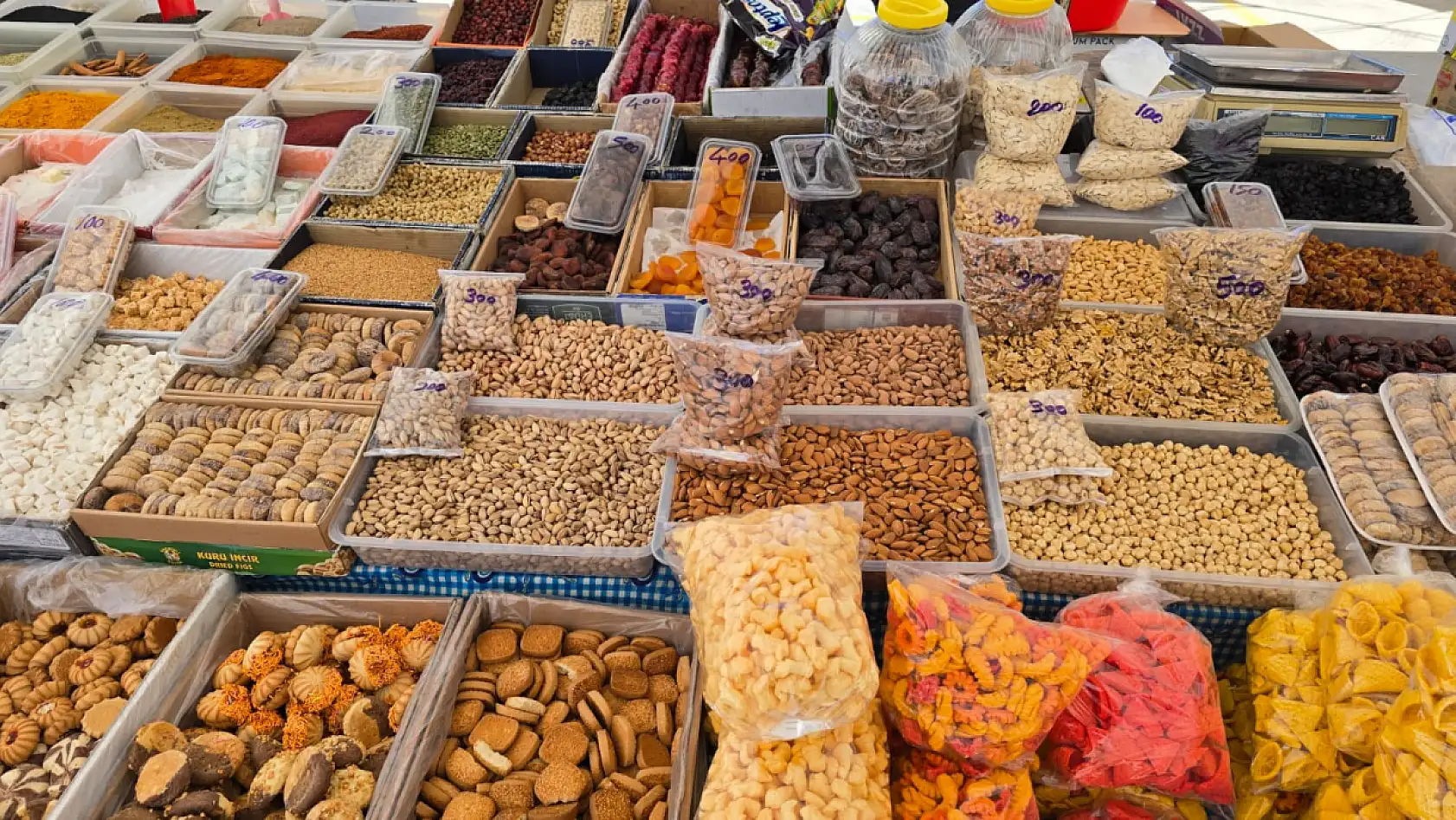 Fethiye Perşembe Pazarı'nda kuruyemiş tezgahları canlandı