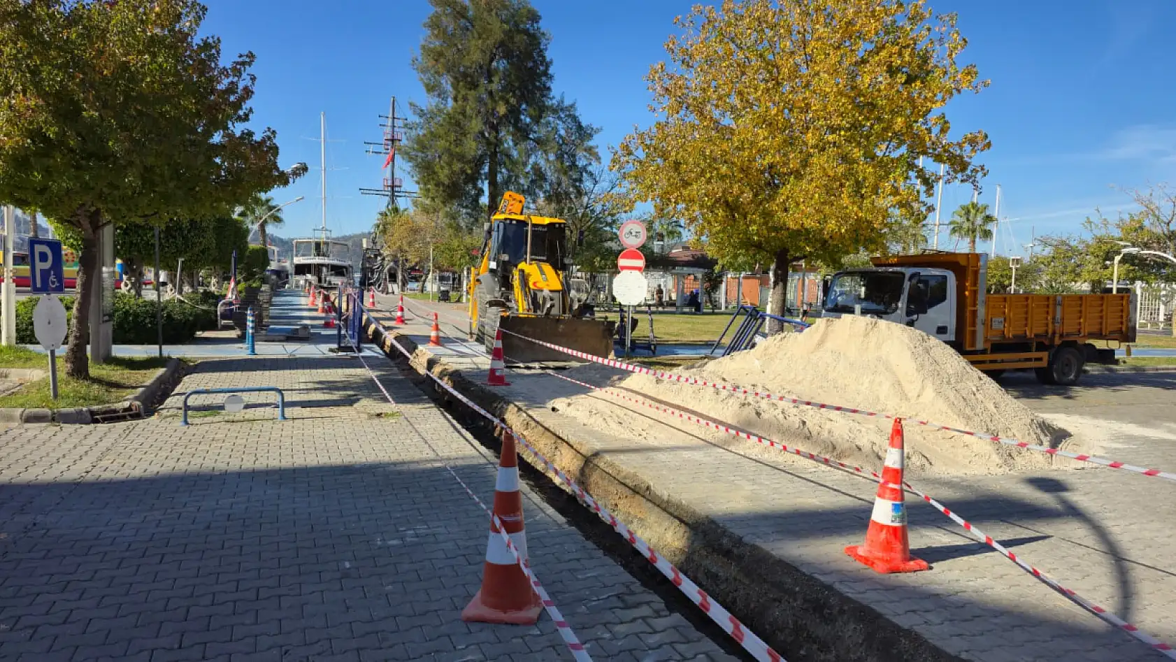 Fethiye'de yağmur suyu tahliye çalışmaları devam ediyor