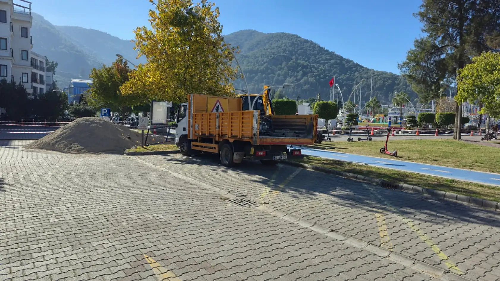 Fethiye'de yağmur suyu tahliye çalışmaları devam ediyor