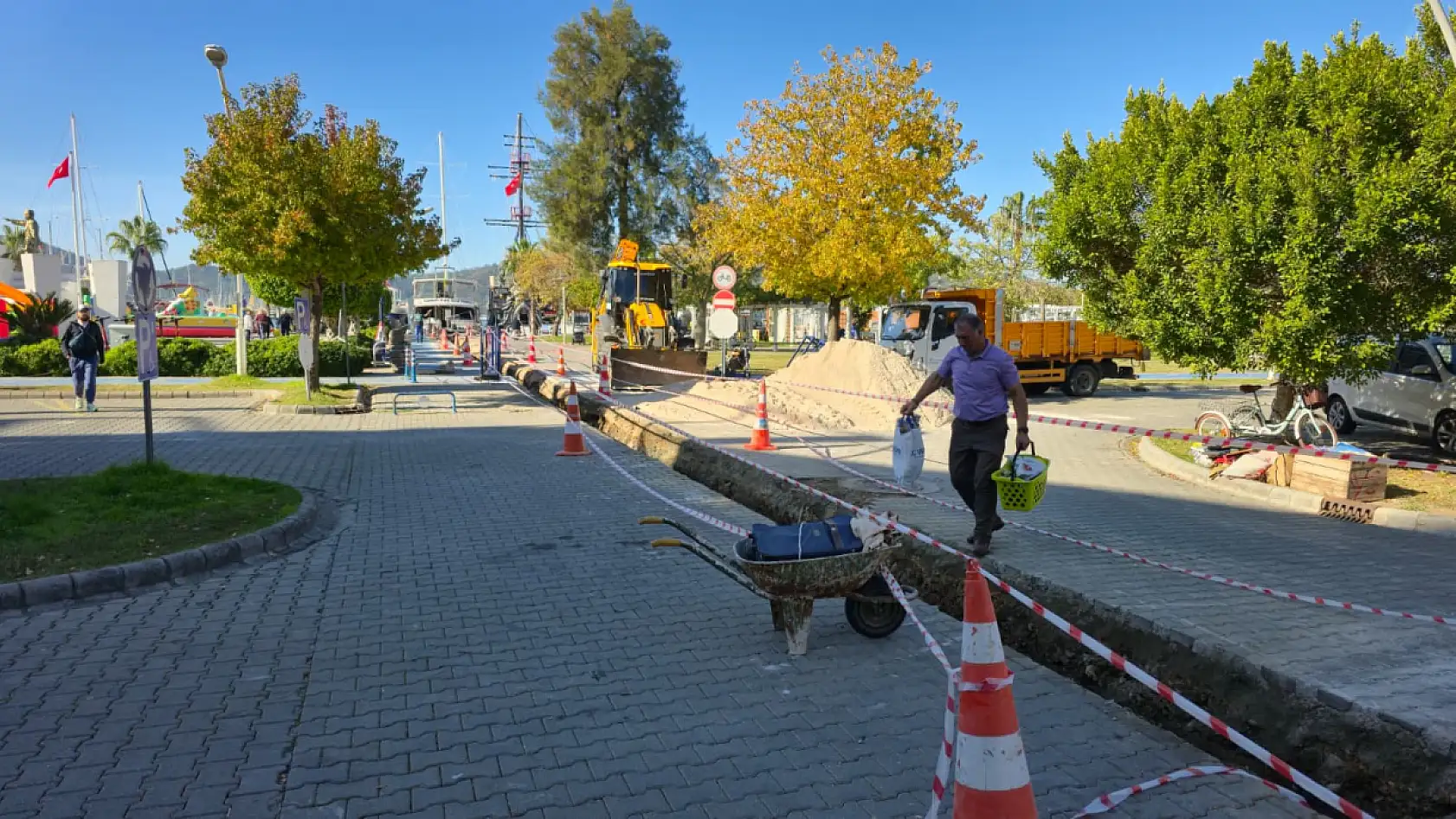 Fethiye'de yağmur suyu tahliye çalışmaları devam ediyor