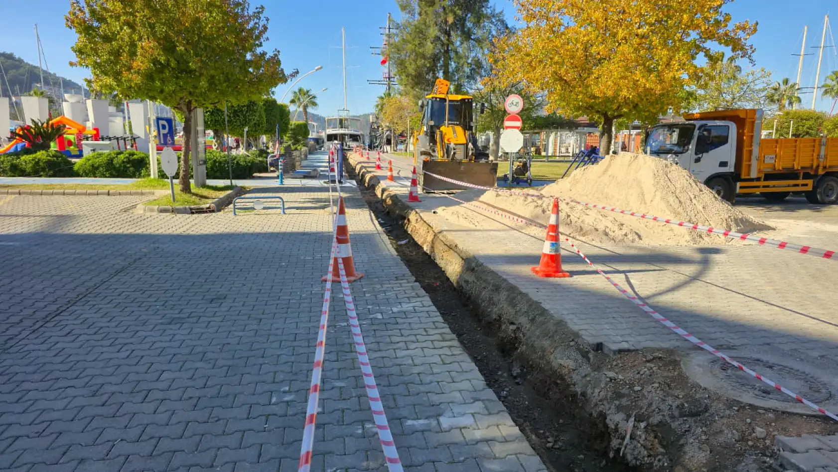 Fethiye'de yağmur suyu tahliye çalışmaları devam ediyor