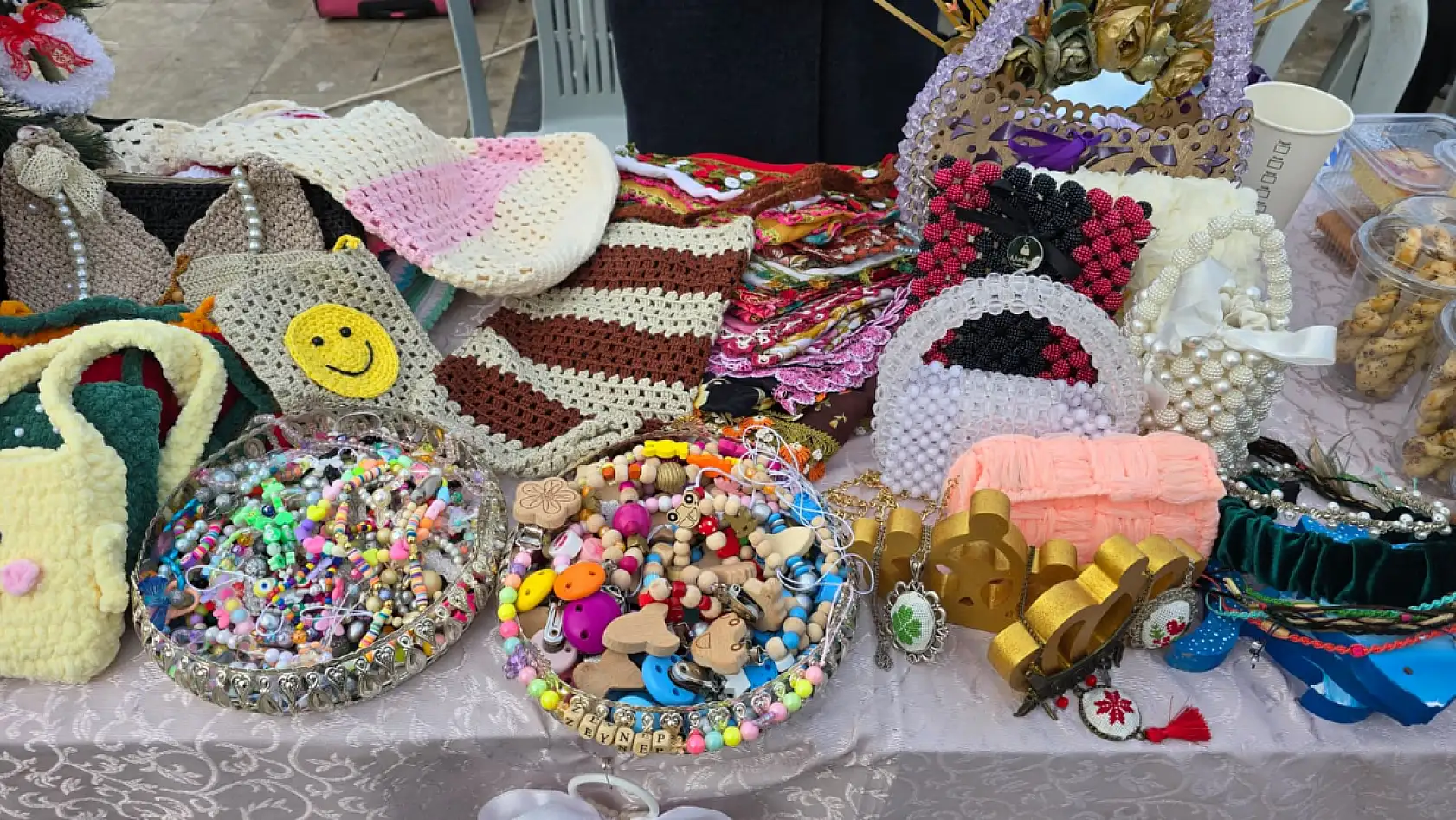 Fethiye'de Yeni Yıl Pazarı'nda el emeği ürünler ilgi görüyor