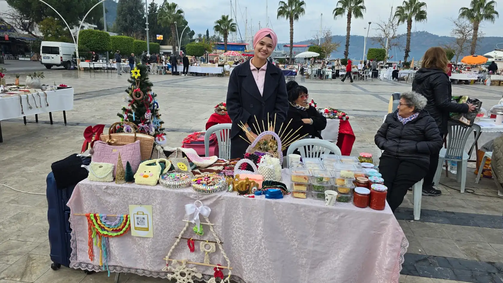 Fethiye'de Yeni Yıl Pazarı'nda el emeği ürünler ilgi görüyor
