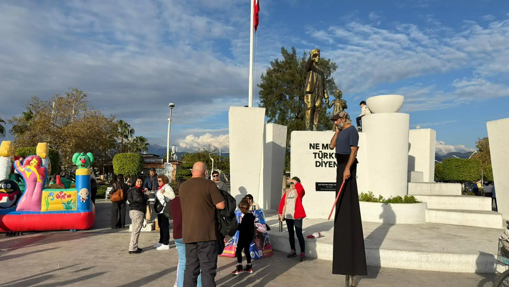 FETAV'ın Yeni Yıl Pazarı Beşkaza Meydanı'nda Renkli Görüntülere Sahne Oluyor
