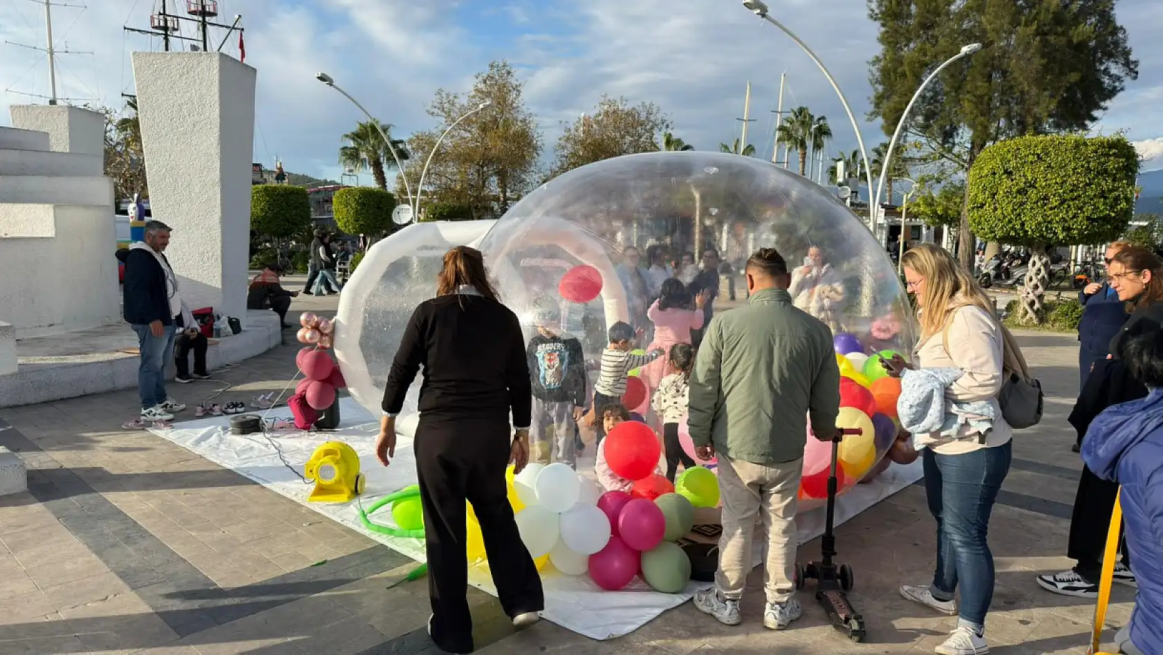 FETAV'ın Yeni Yıl Pazarı Beşkaza Meydanı'nda Renkli Görüntülere Sahne Oluyor