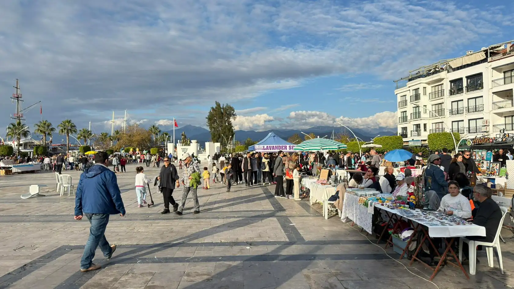 FETAV'ın Yeni Yıl Pazarı Beşkaza Meydanı'nda Renkli Görüntülere Sahne Oluyor