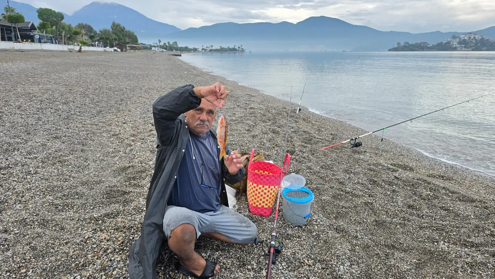 Fethiye Çalış Plajı'nda olta keyfi: 64 yaşında balık tutkusu