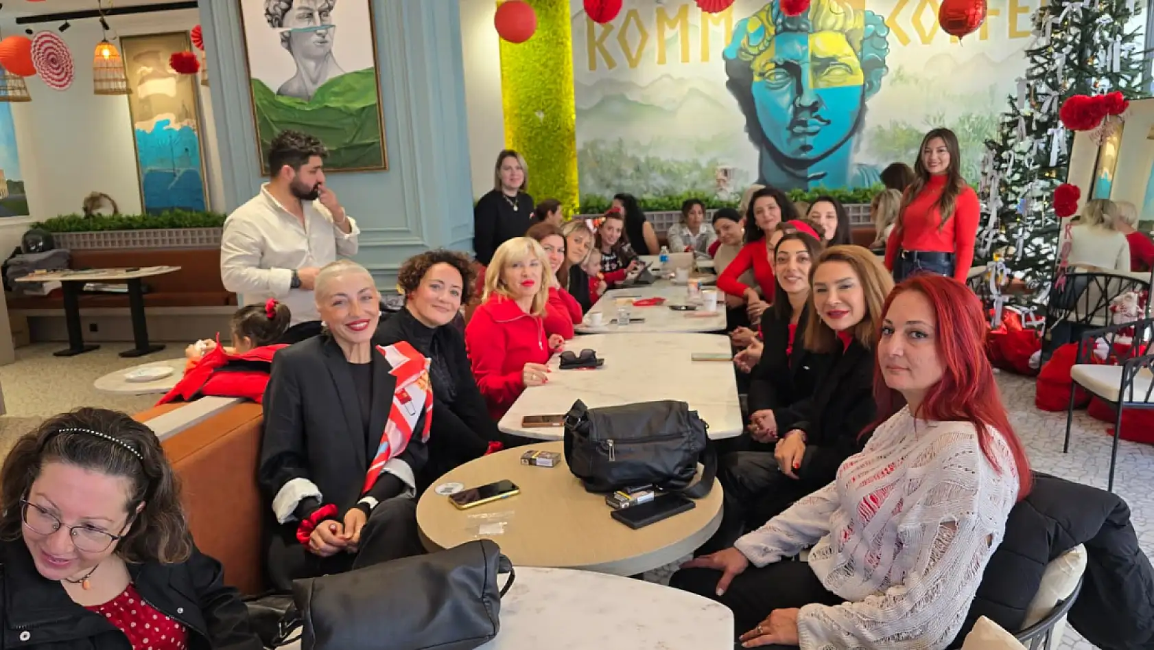 Fethiye Anneleri yeni yıla kırmızının enerjisiyle 'Merhaba' dedi