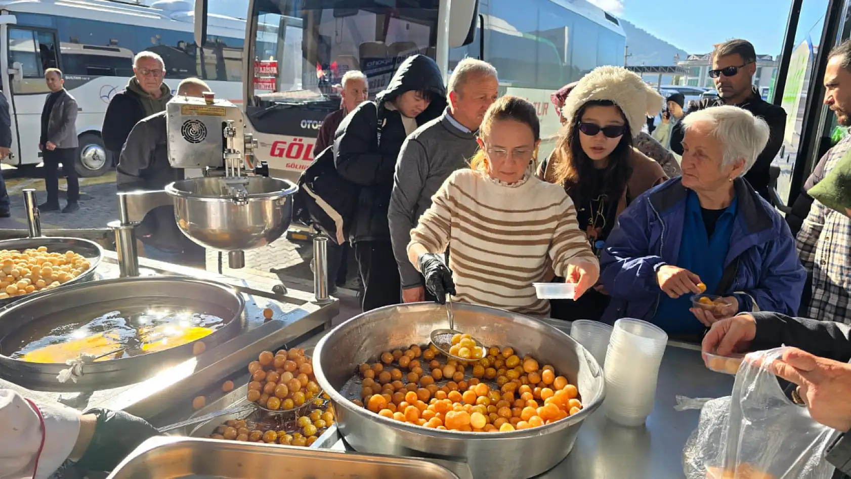 Kurt Ailesi'nden merhum yakınları için Fethiye Otogarı'nda lokma hayrı