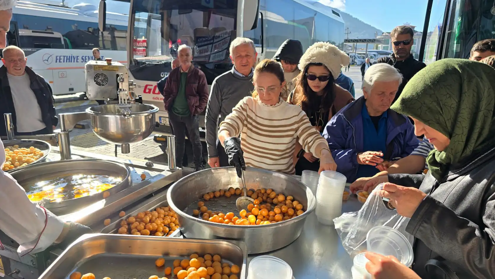 Kurt Ailesi'nden merhum yakınları için Fethiye Otogarı'nda lokma hayrı