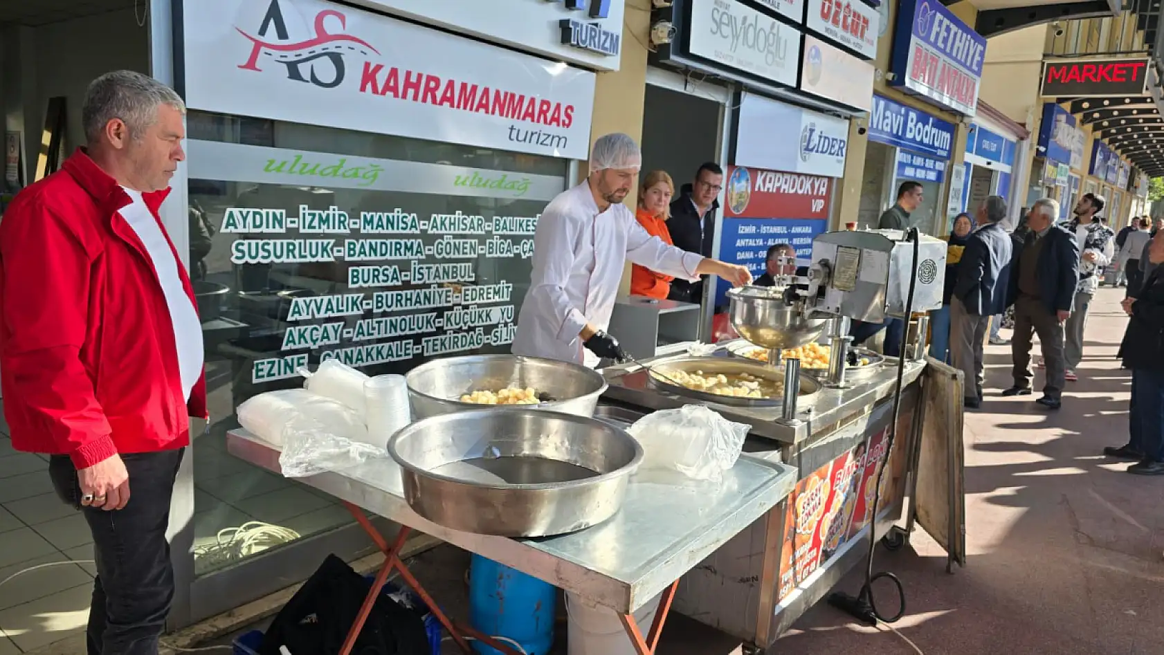 Kurt Ailesi'nden merhum yakınları için Fethiye Otogarı'nda lokma hayrı