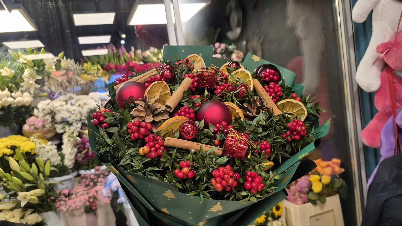 Fethiye'de yeni yıl bereketi Bernis Çiçekçilik'te yaşanıyor: 'Her eve bir çiçek girmeli'