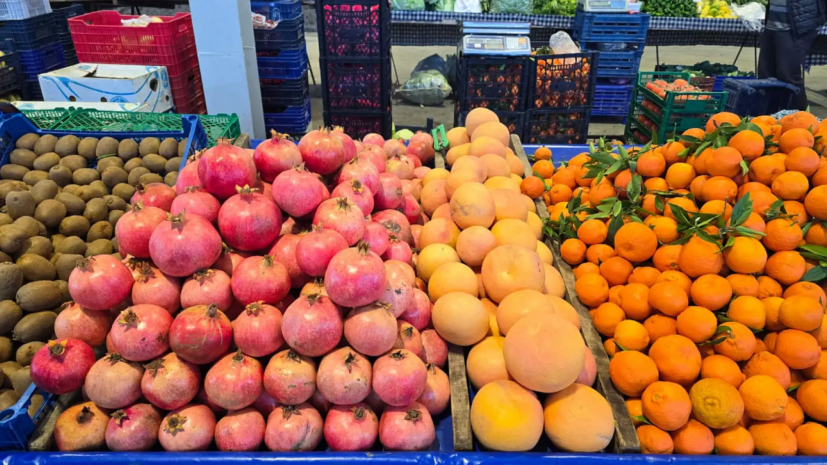 Fethiye Patlangıç'ta yeni yıl öncesi son pazar: Tezgahlar meyveyle şenlendi