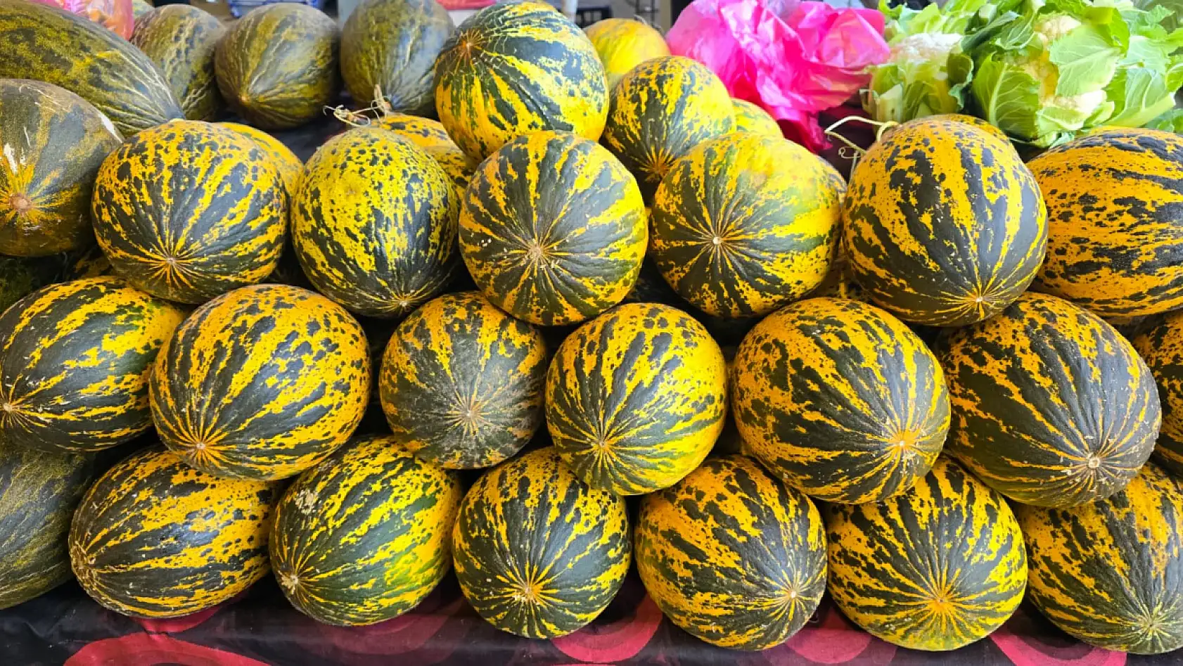 Fethiye Patlangıç'ta yeni yıl öncesi son pazar: Tezgahlar meyveyle şenlendi